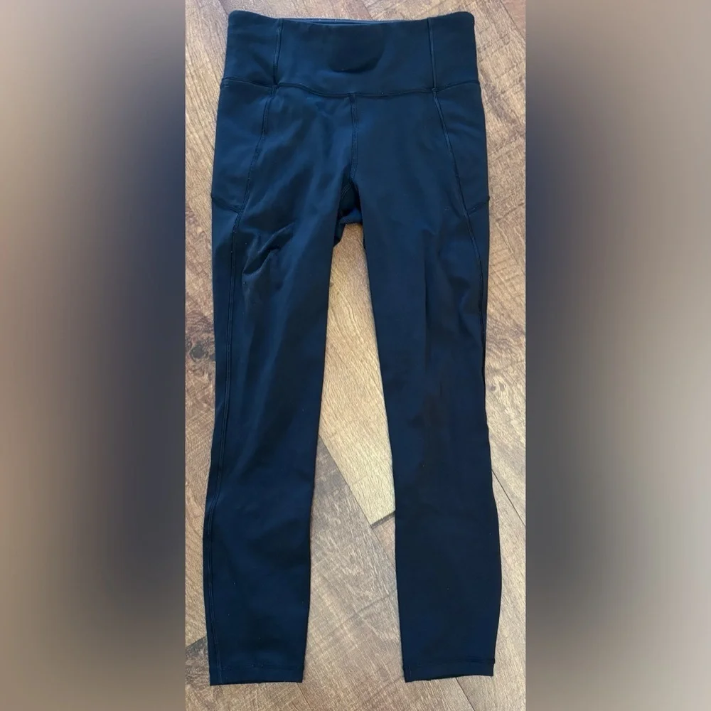 Lululemon cropped activewear leggings Sz 4 black pockets